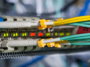Vilka är skillnaderna mellan multimode fiber och enkelmode fiber fibrer